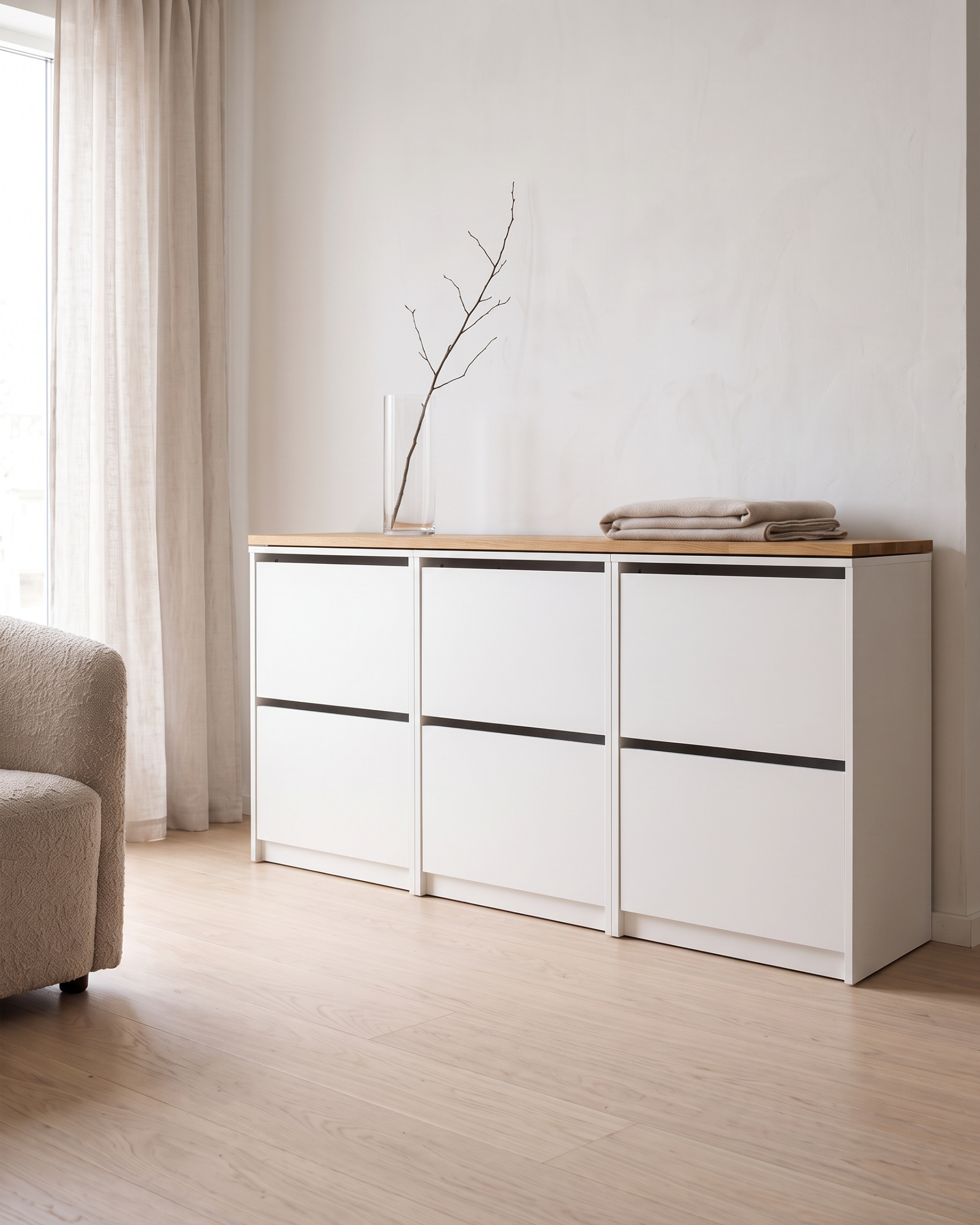 Holzplatte aus Eiche auf drei nebeneinander stehenden IKEA BISSA Schuhschränken
