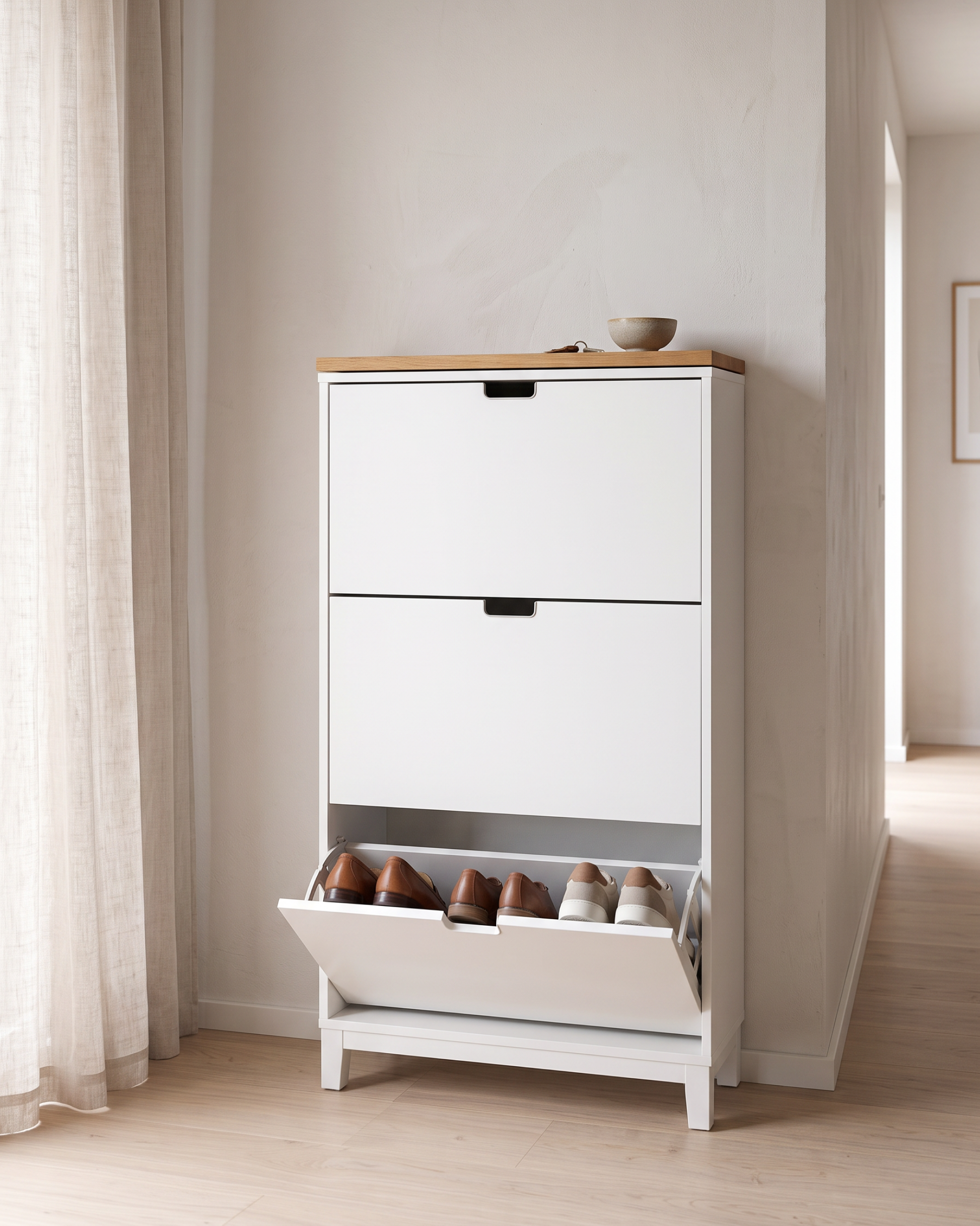 Holzplatte aus Eiche auf hohem IKEA STÄLL Schuhschrank, unterste Klappe geöffnet