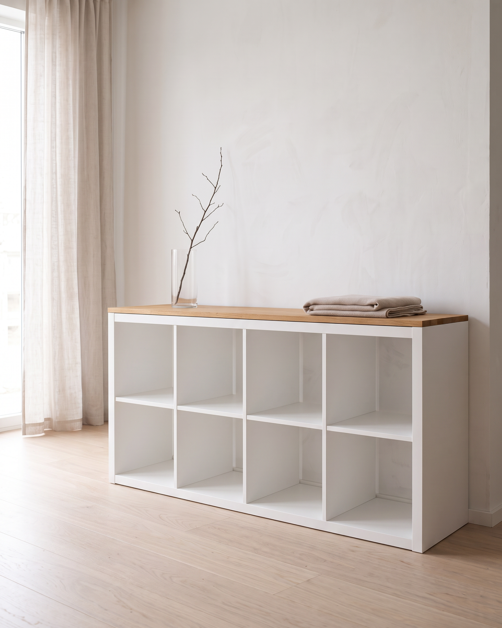 Holzplatte aus Eiche auf IKEA KALLAX Regal mit vier Fächern Breite im Wohnzimmer