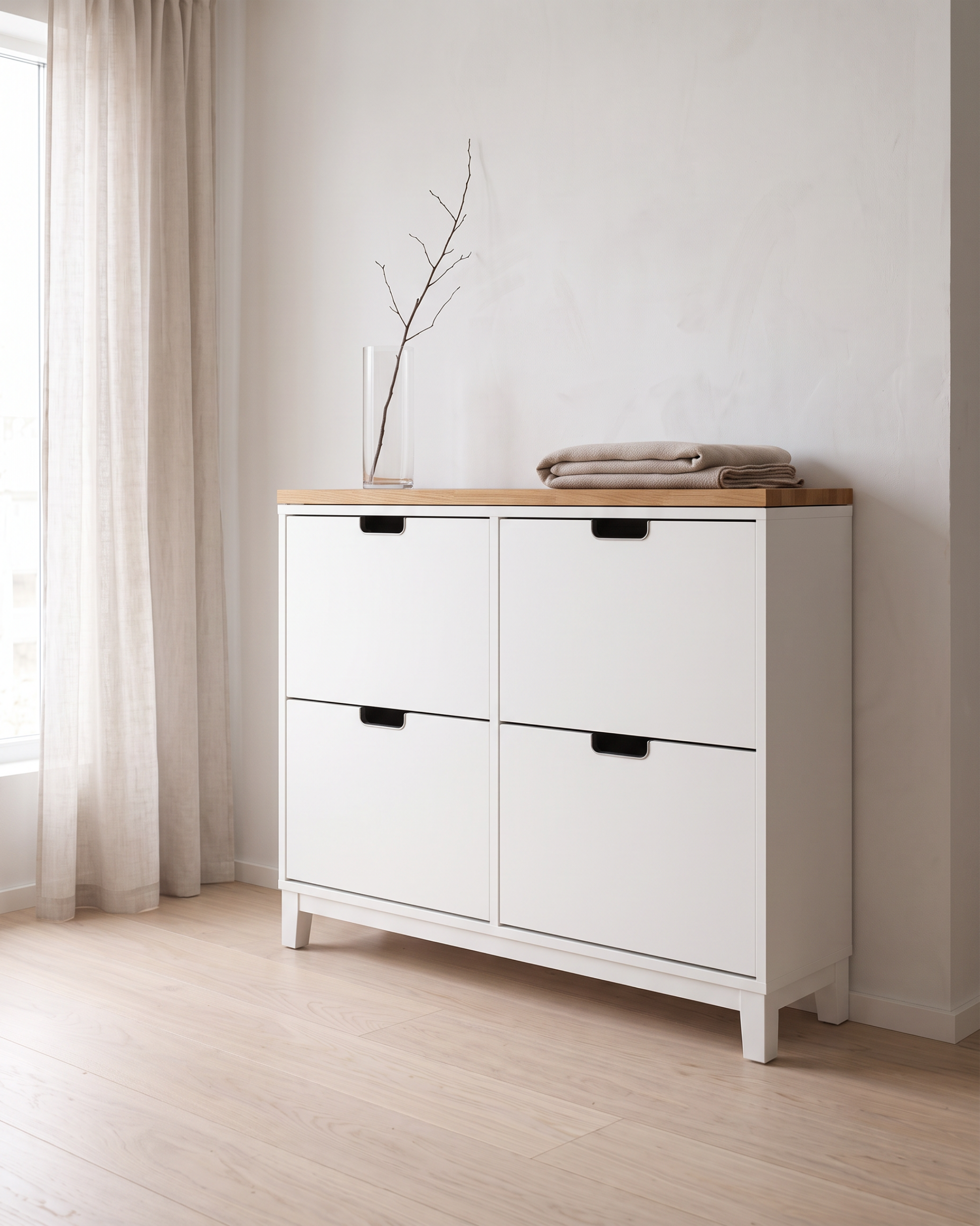 Holzplatte aus Eiche auf IKEA STÄLL Schuhschrank mit vier Klappen im Flur