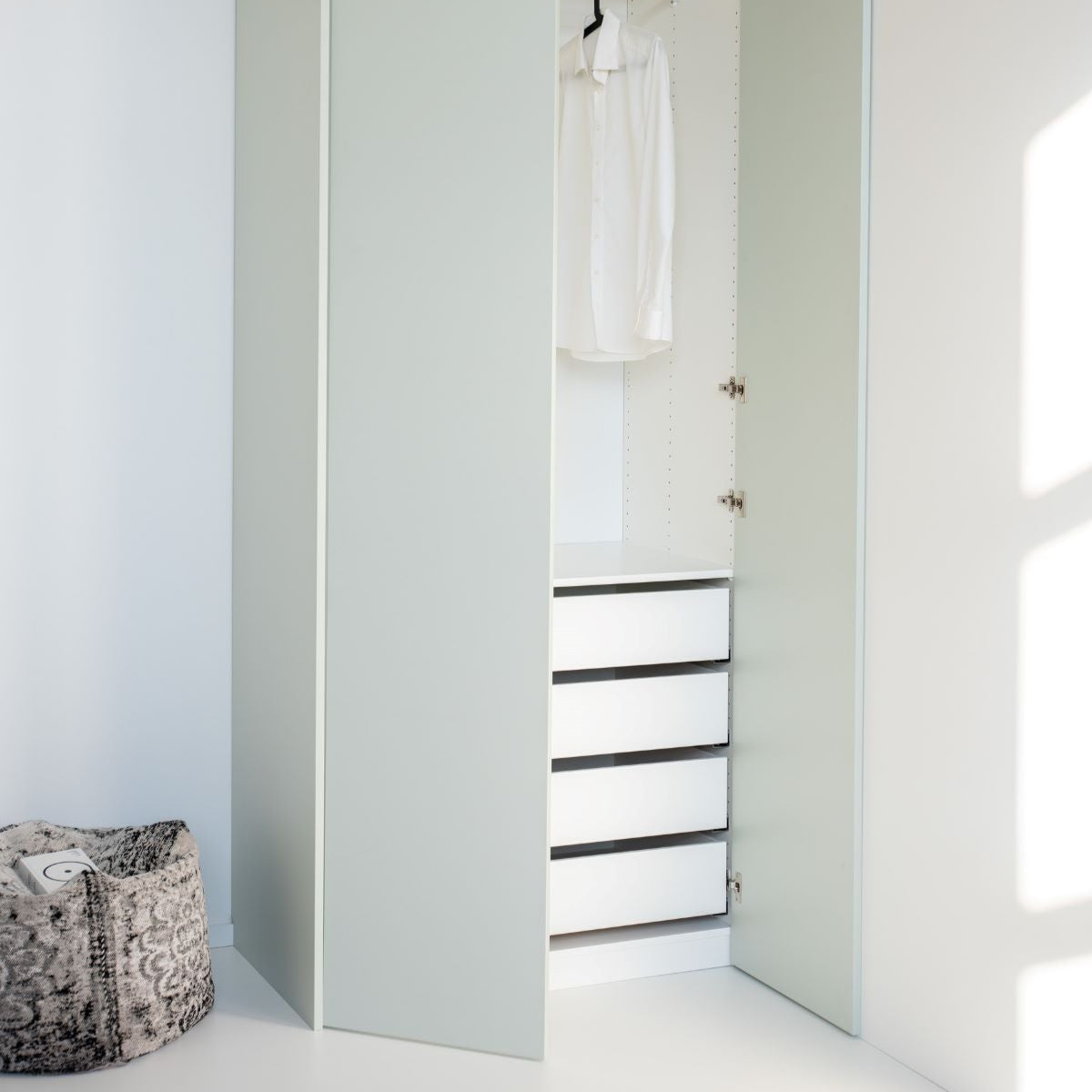 Ikea_PAX_Schrank_mit_offener_Tuer_Schublade_unten