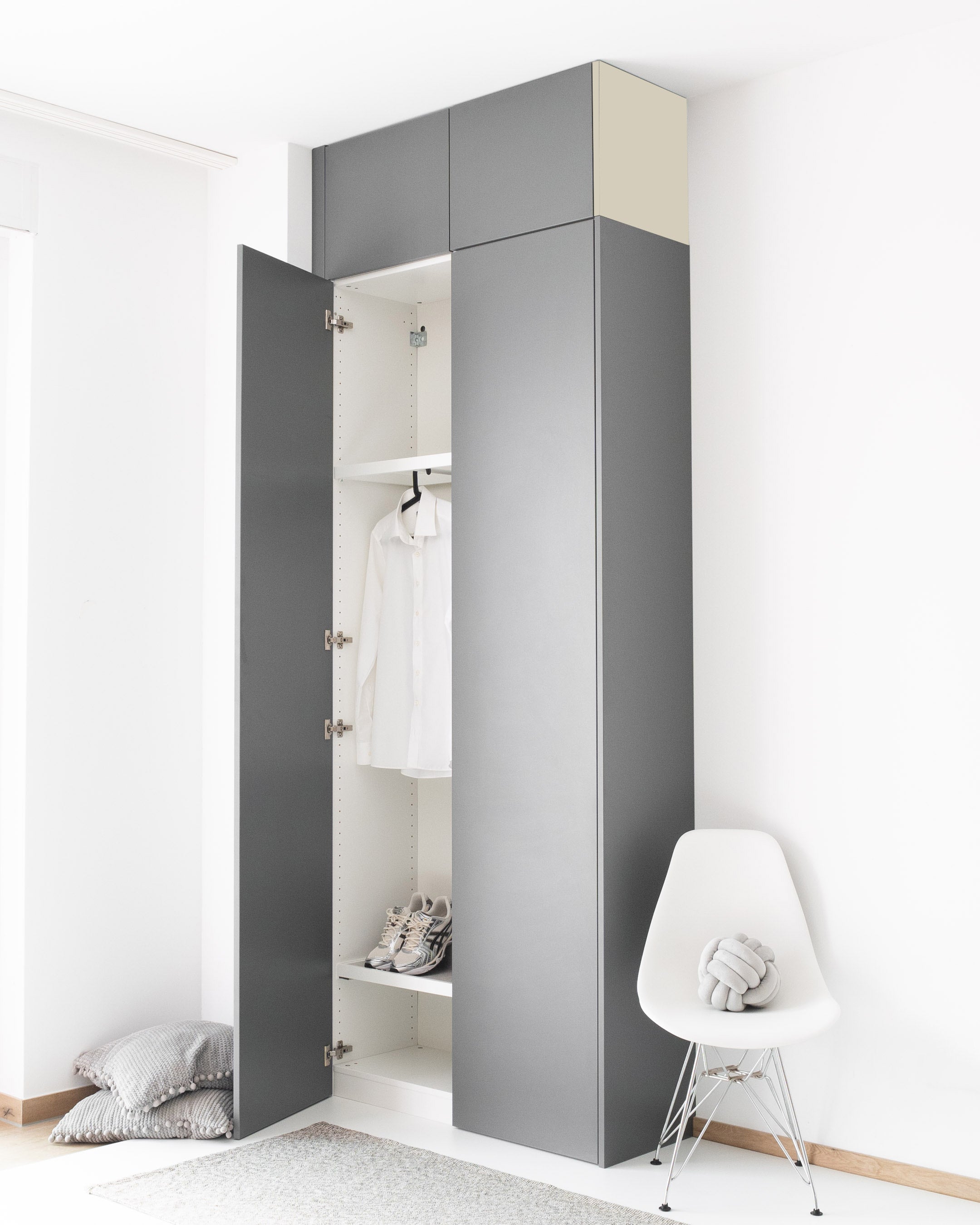 Graue PAX Aufsatzschrank-Außenseiten in matter Aurora Pure Optik für ein IKEA PAX System.