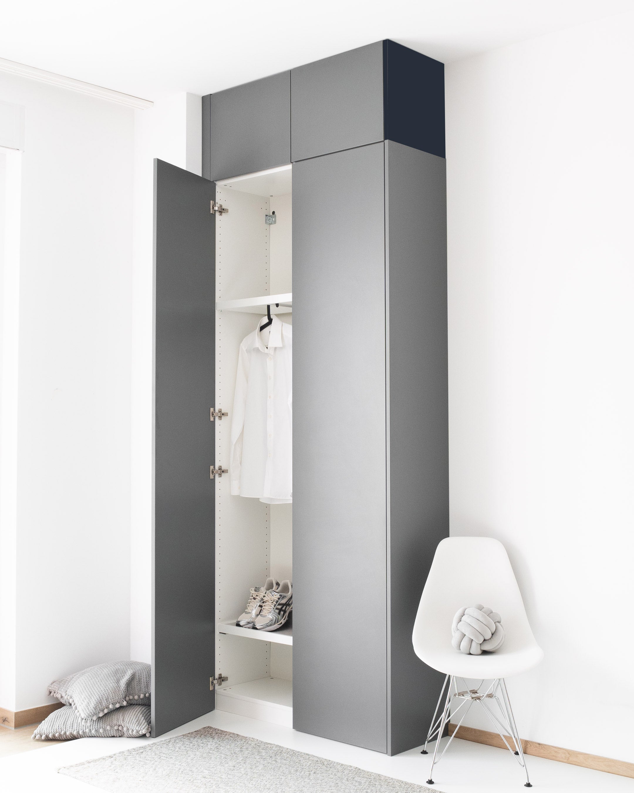 Dunkelgraue PAX Aufsatzschrank Außenseite mit matter Oberfläche für eine bündige Schrankoptik.