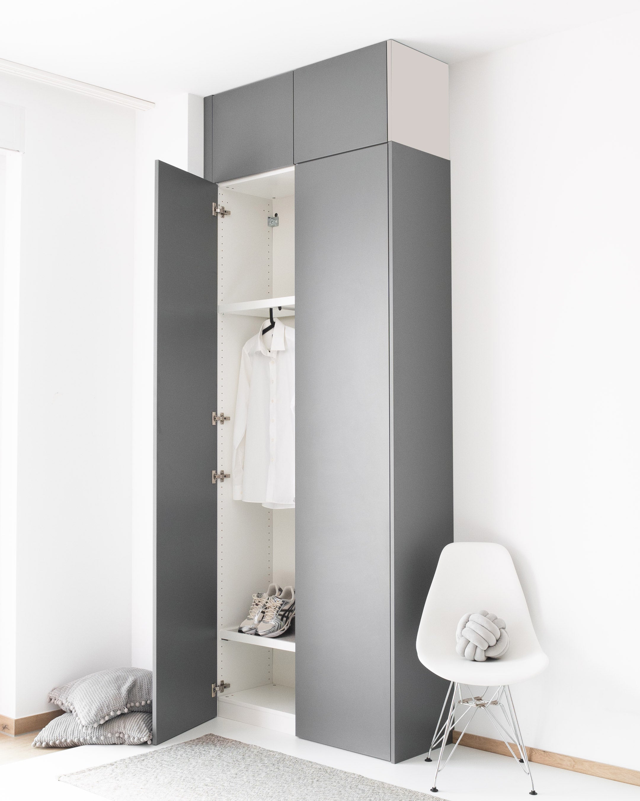 Graue PAX Aufsatzschrank-Außenseite für eine nahtlose, deckenhohe Schrankoptik.