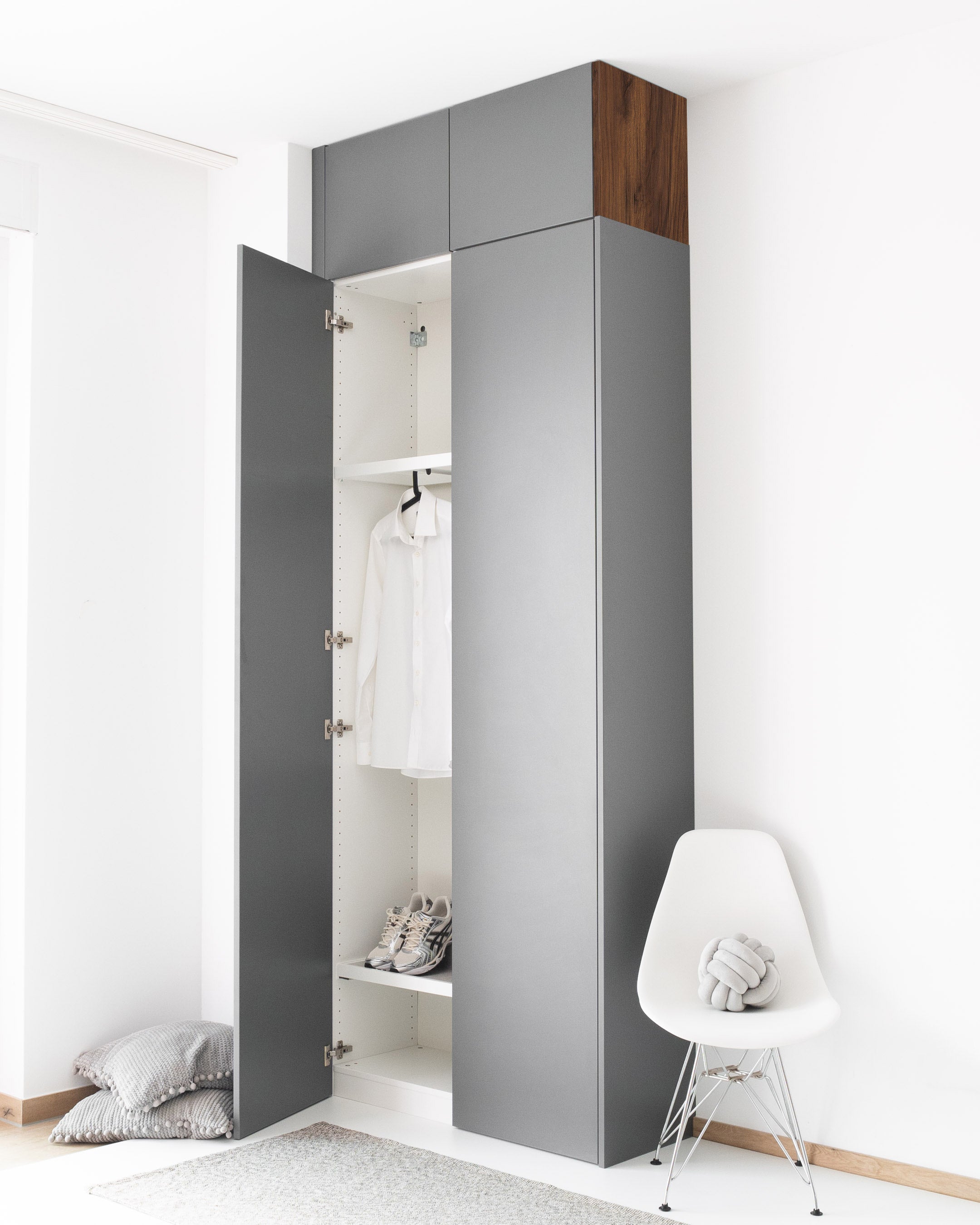 Graue PAX Aufsatzschrank-Außenseite in Holzoptik für eine nahtlose Schrankintegration.