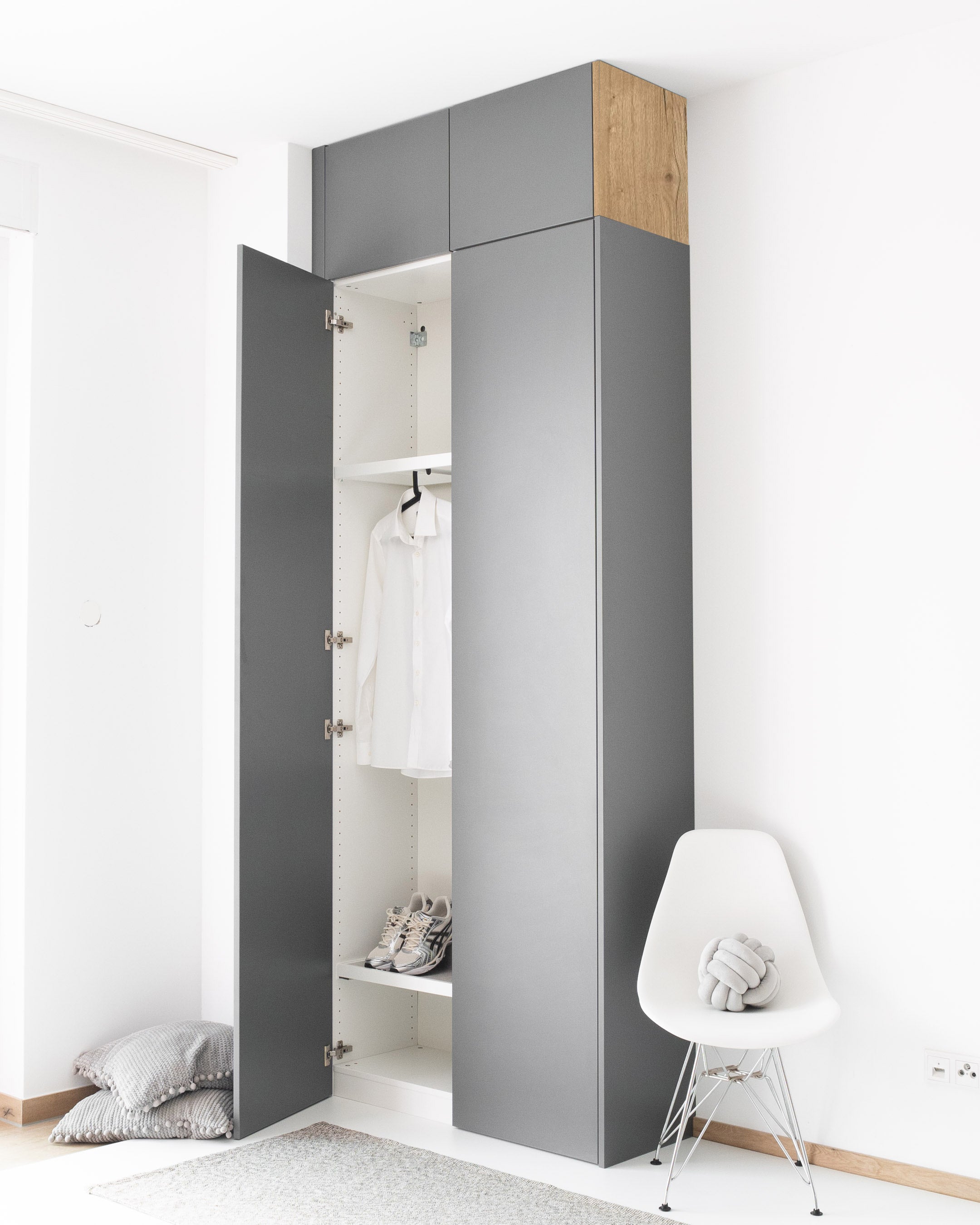 Graue PAX Aufsatzschrank-Außenseite in Holzoptik für ein IKEA PAX System.