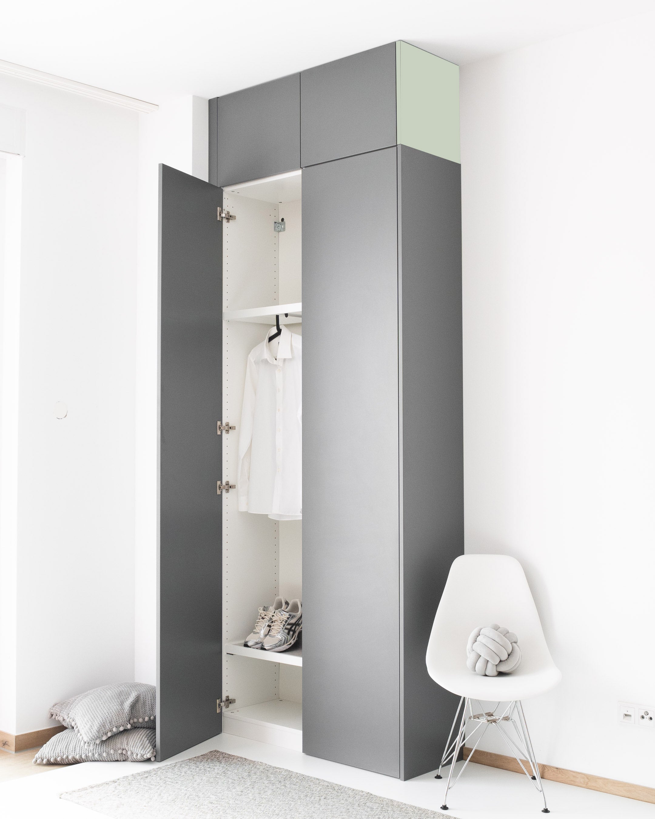 Graue PAX Aufsatzschrank-Außenseiten in matter Aurora Pure Optik für ein IKEA PAX System.