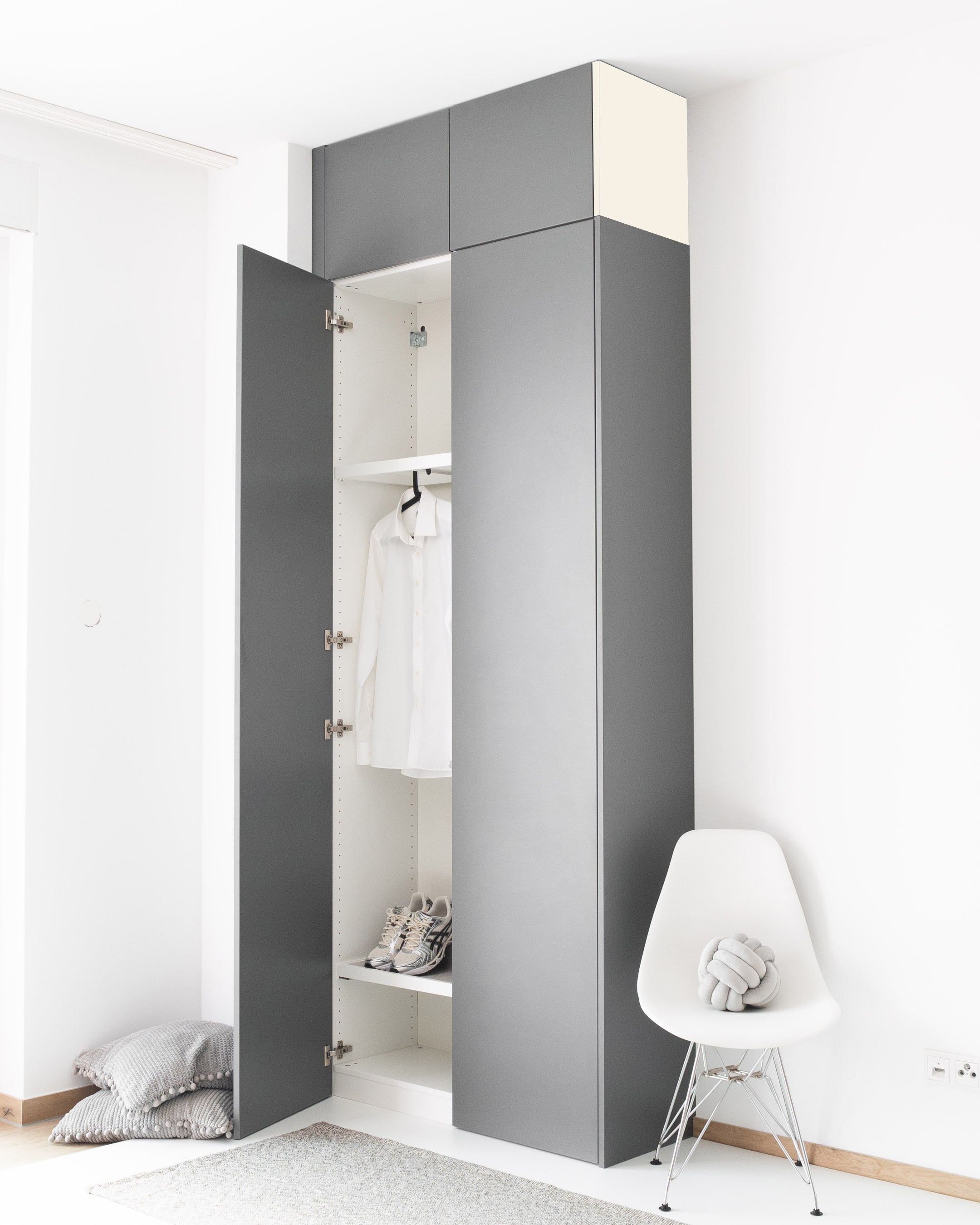 Graue PAX Aufsatzschrank-Außenseiten in matter Aurora Pure Optik für ein IKEA PAX System.