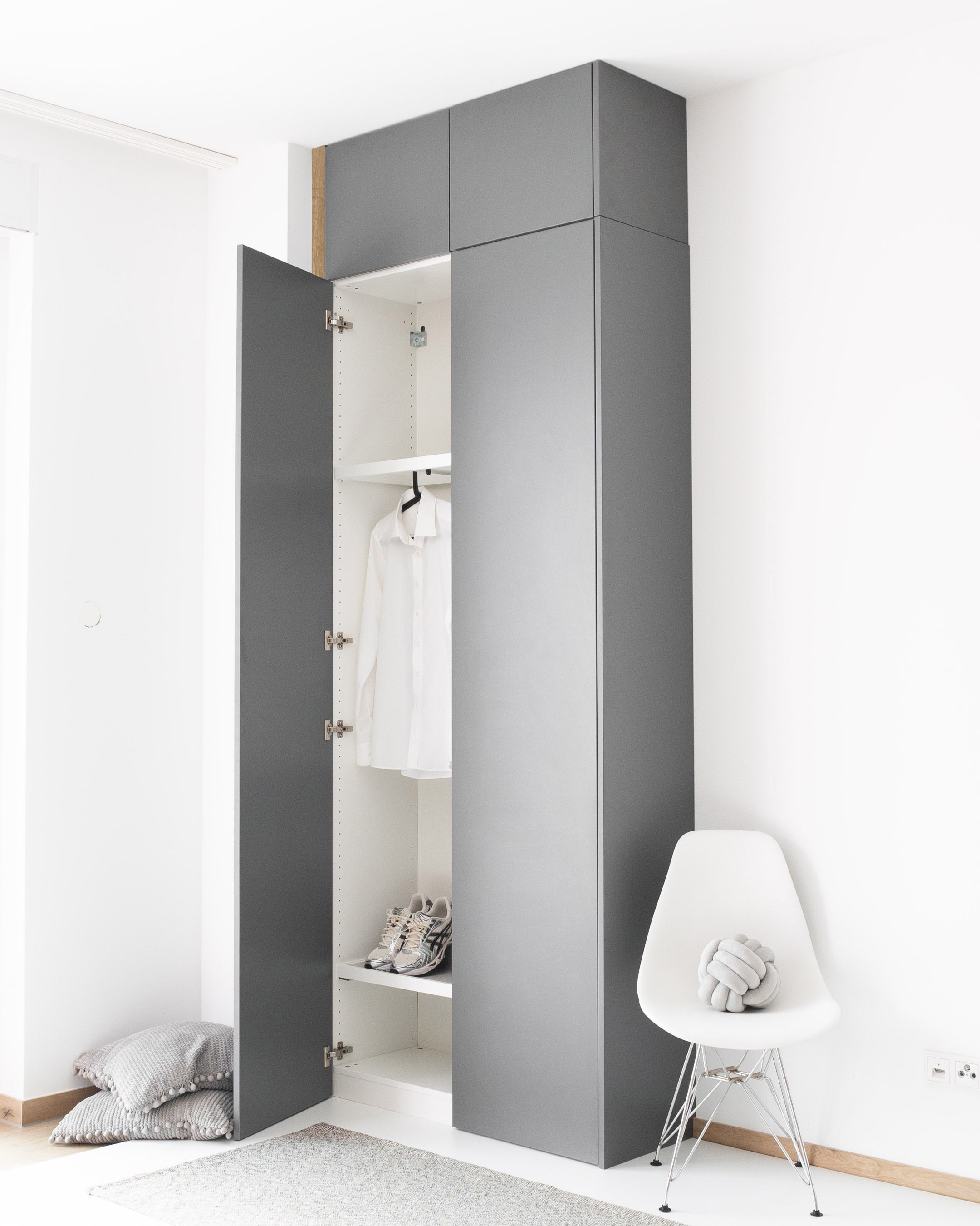 Eine graue Wandblende in Holzoptik, die den Spalt zwischen Schrank und Wand schließt.