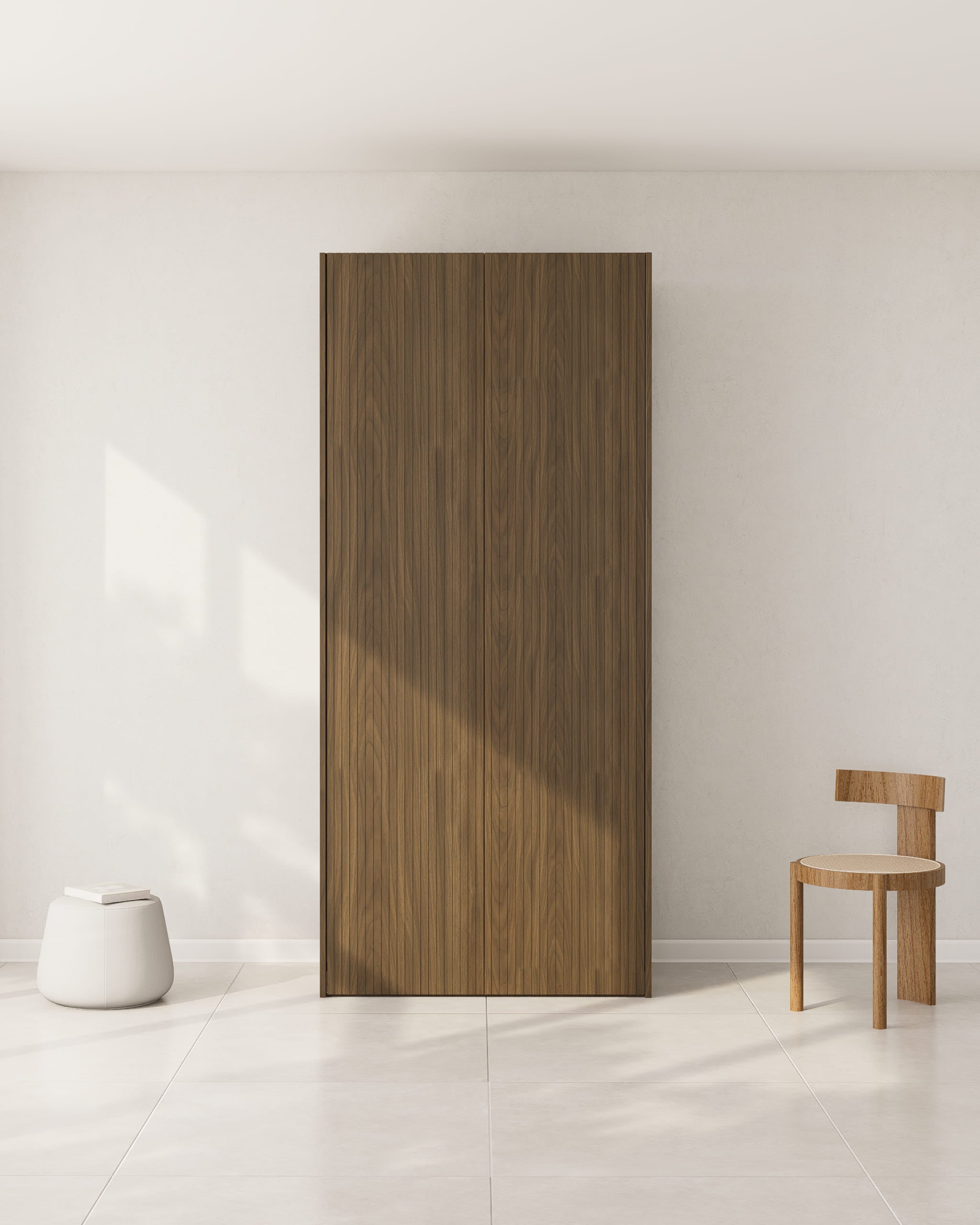 Eine PAX Tür aus Echtholzfurnier mit vertikaler Maserung in einem minimalistischen Raum.