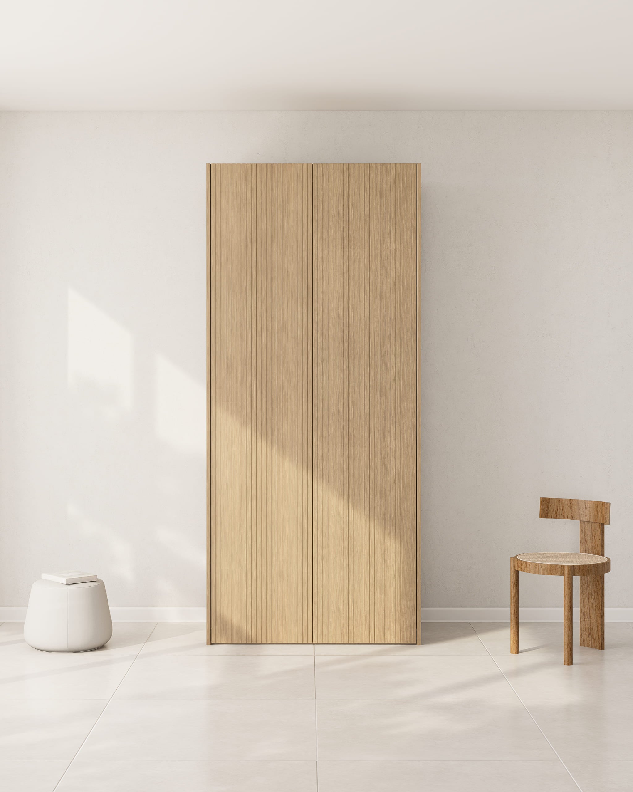 Zweiflügelige Schranktür aus hellem Holz mit vertikalen Rillen in einem minimalistischen Raum.