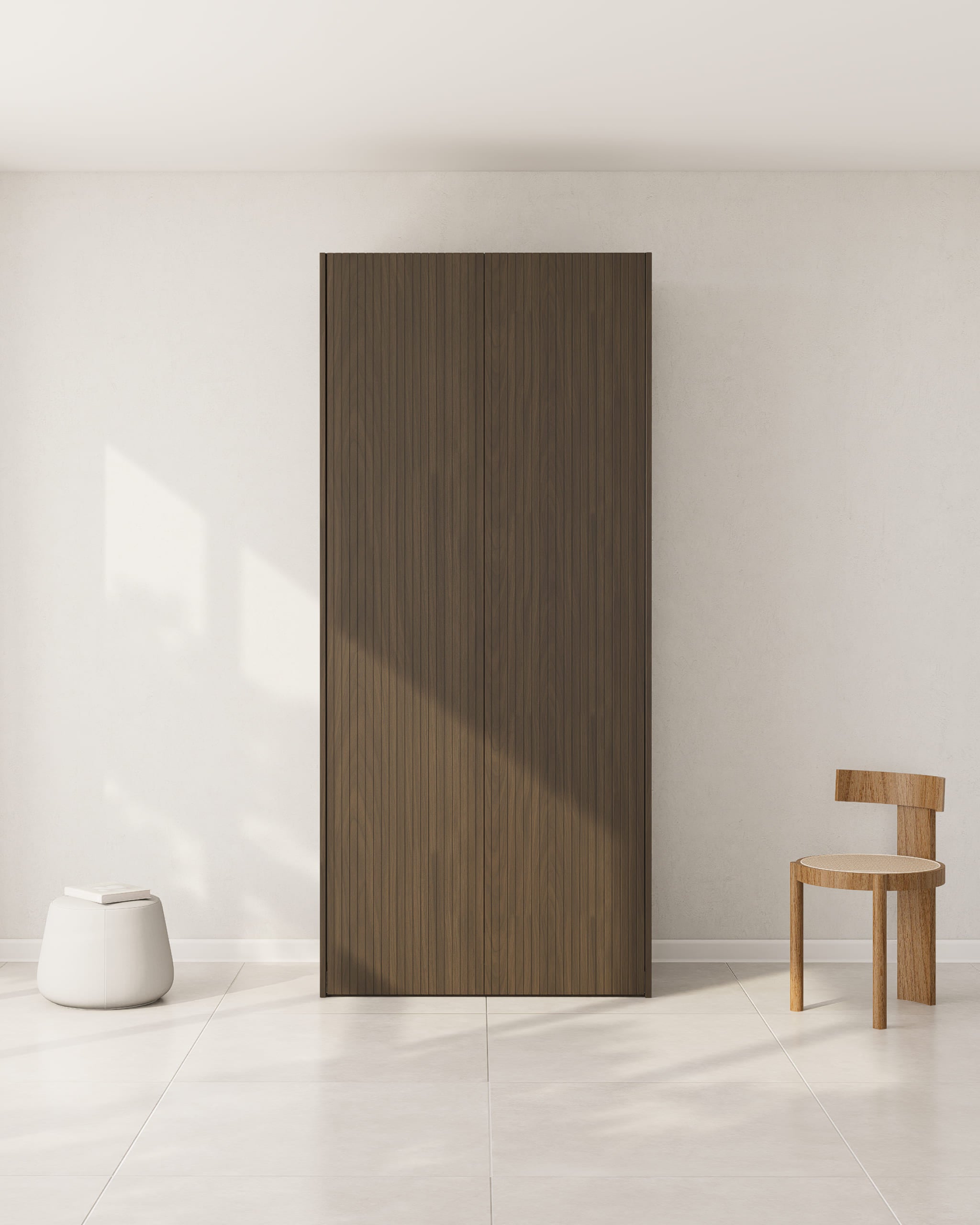 Dunkle PAX Ecktür aus Echtholzfurnier mit vertikalen Rillen in einem minimalistischen Raum.