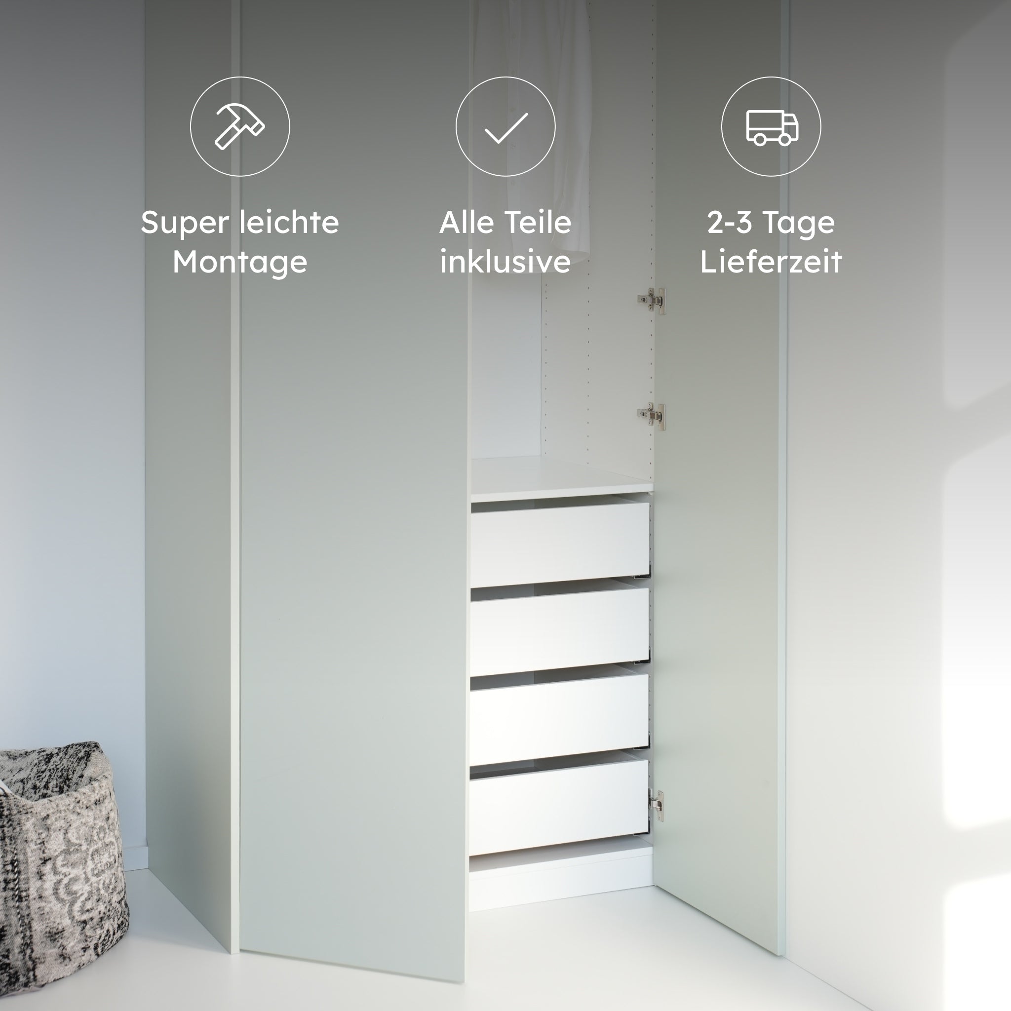 Ein offener Kleiderschrank mit vier Schubladen und einem Spezialscharnier für die unterste Tür.