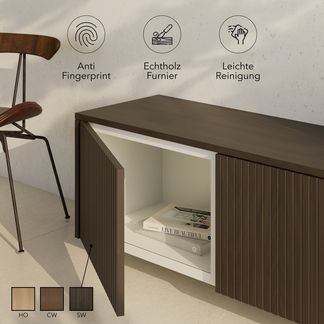 Ein Besta-Regal mit geriffelten Fronten aus Echtholzfurnier in dunkler Optik.