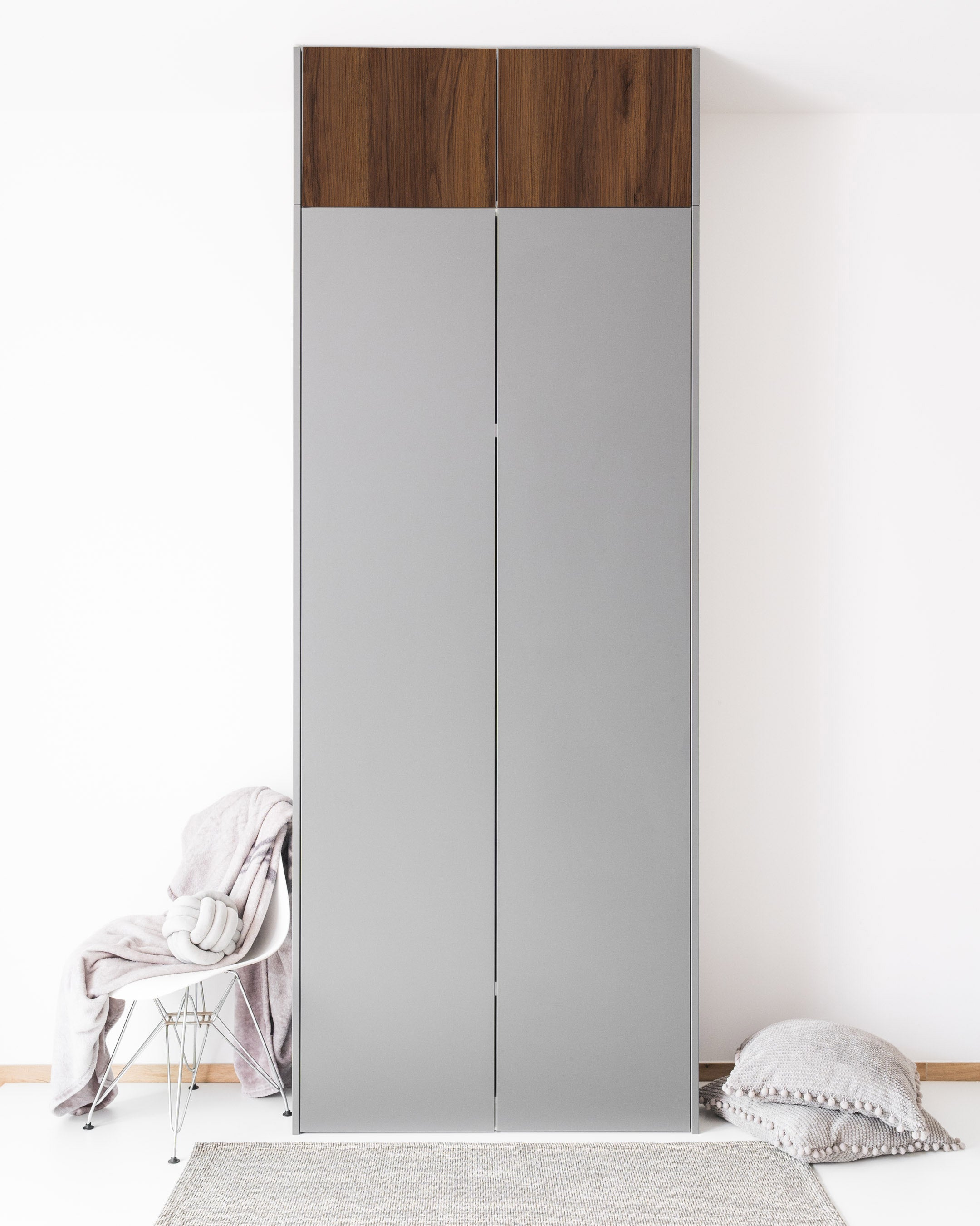 Zweiteilige PAX Aufsatzschranktüren in Dendro Pure Optik mit grauen Fronten.