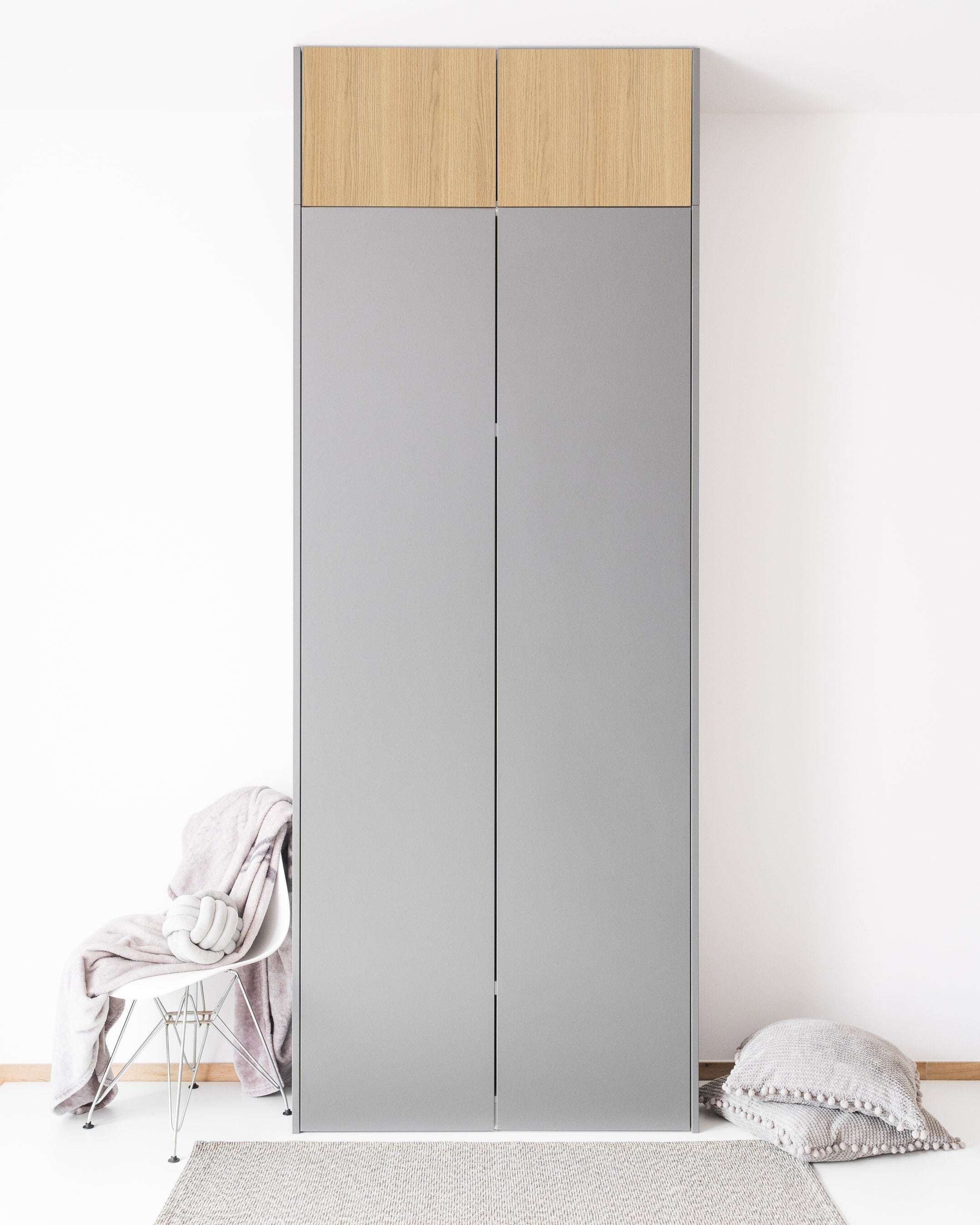 Zweiteilige Schranktüren in Grau mit aufgesetzten Holzfronten für einen PAX Aufsatzschrank.