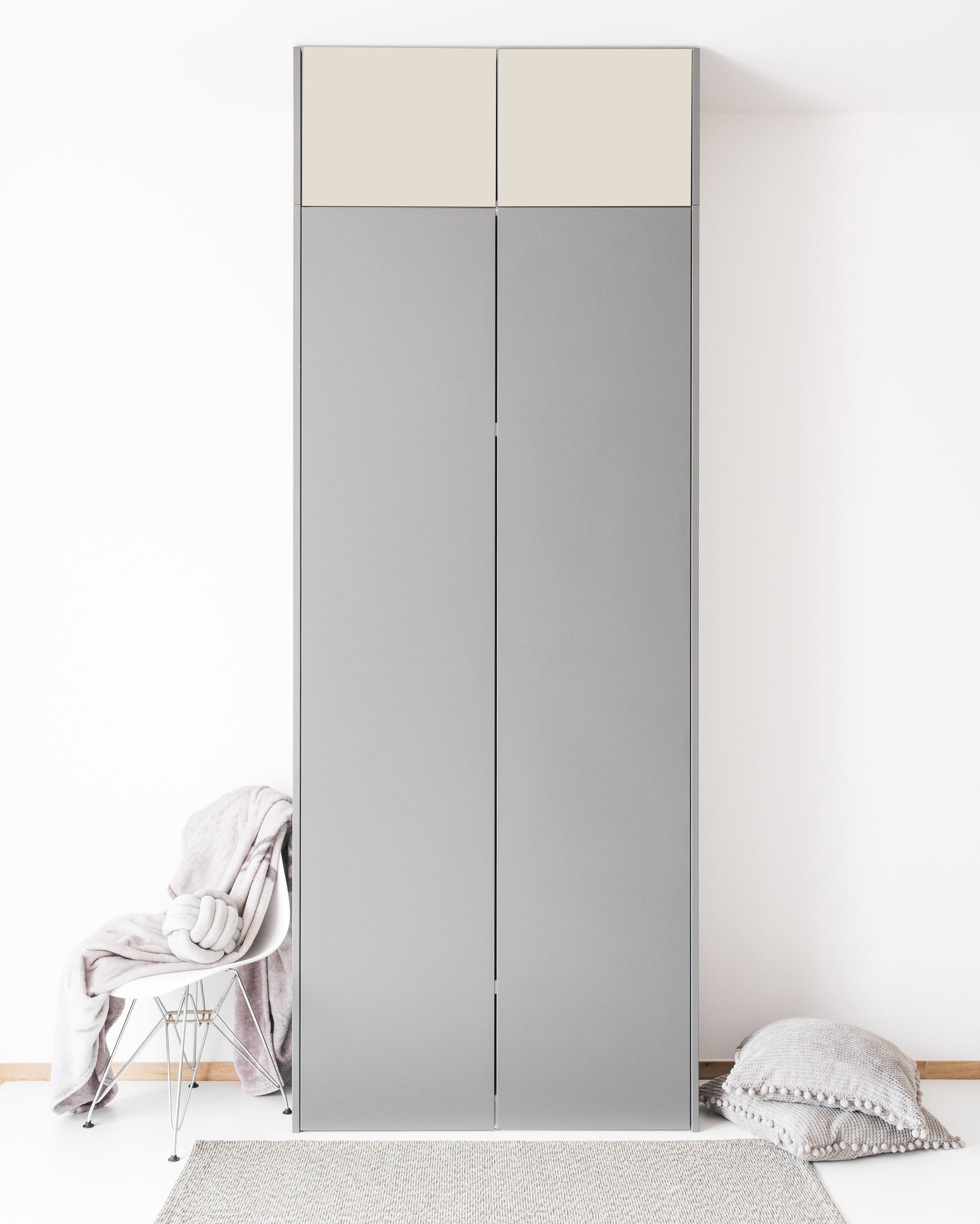 Ein grauer PAX Aufsatzschrank mit zwei Türen in der matten Oberfläche Aurora Pure.