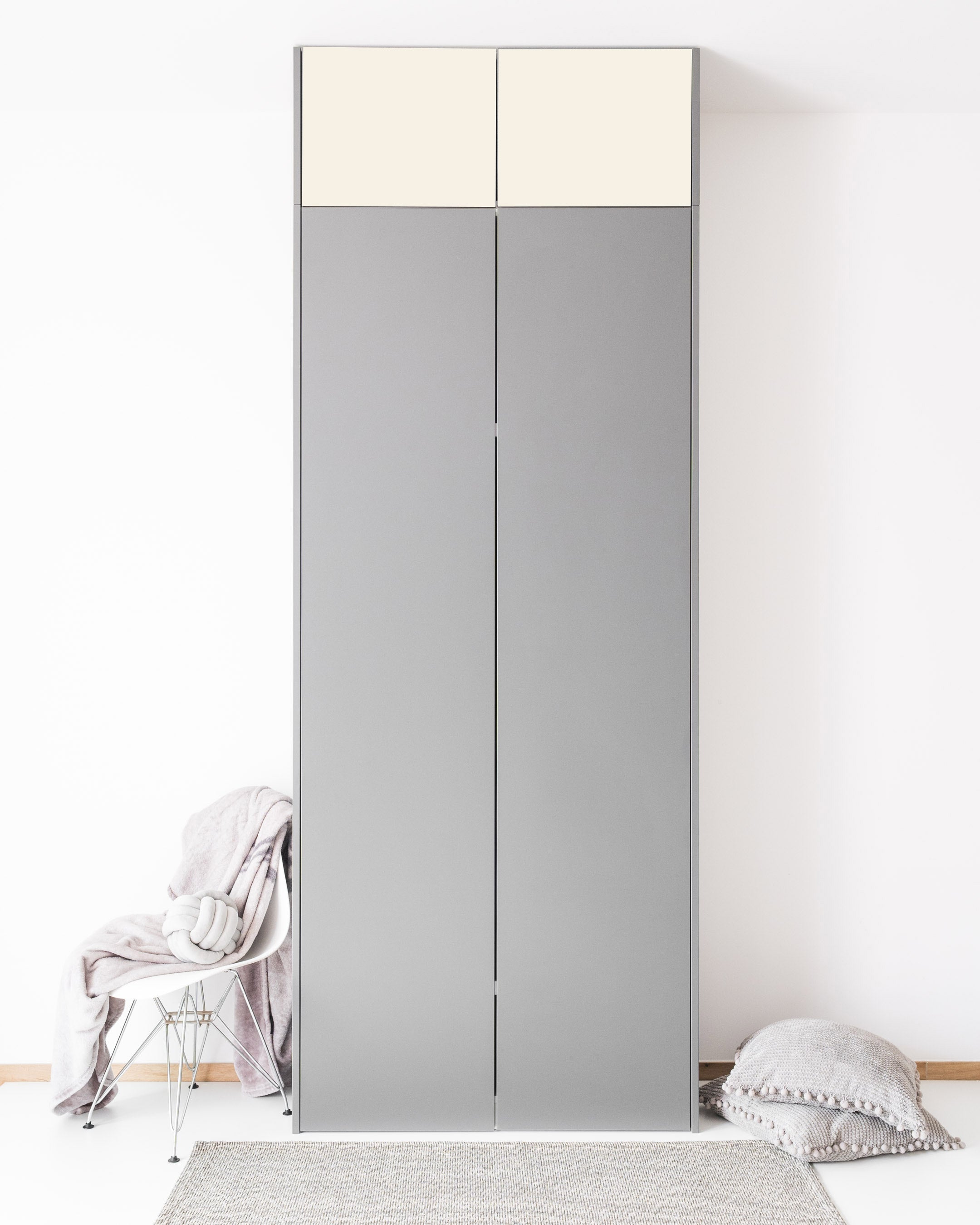 Zwei graue PAX Aufsatzschranktüren in matter Aurora Pure Optik mit hellen oberen Fronten.