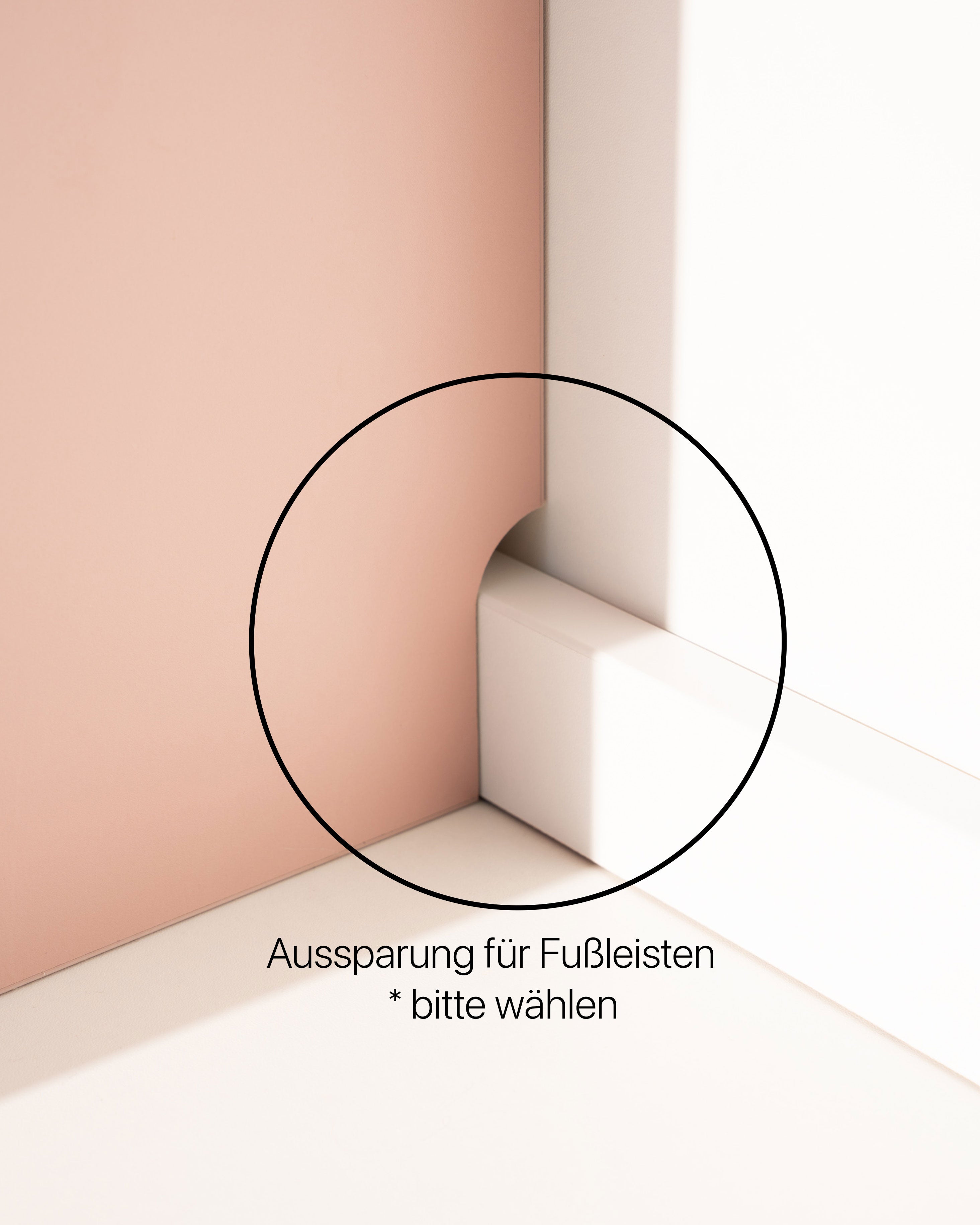 Detailansicht einer rosafarbenen PAX Außenseite mit Aussparung für eine Fußleiste.